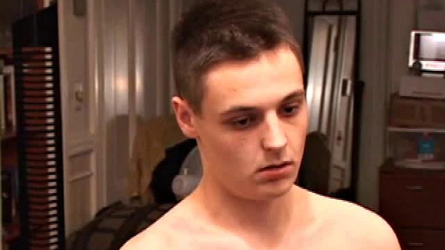 Ганнер Рэйнс дрочит толстый член и заливает всё спермой