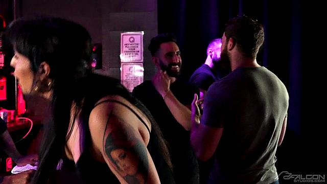 мускулистый не только рвёт трусы, но и греховно крутит шест