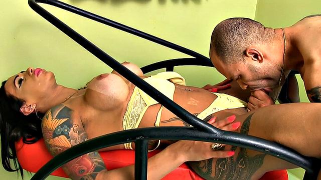 Shemale Rosy Pinheiro penetrates guy