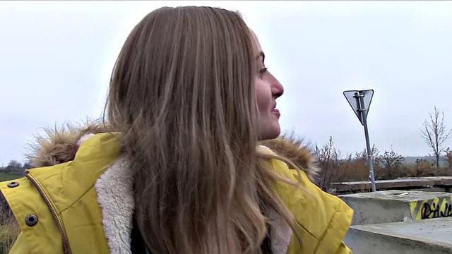 скромная блондинка забывает о морали ради быстрой налички и жёсткого траха в машине