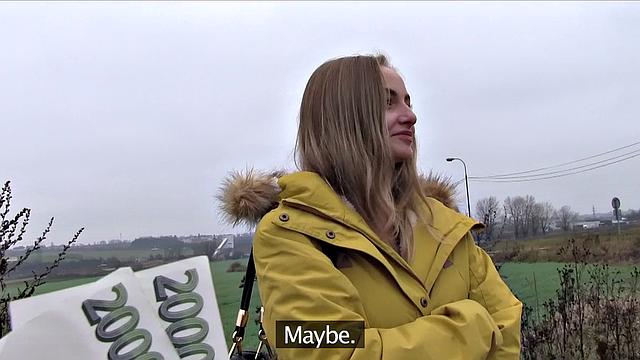 скромная блондинка забывает о морали ради быстрой налички и жёсткого траха в машине