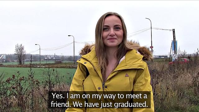 скромная блондинка забывает о морали ради быстрой налички и жёсткого траха в машине