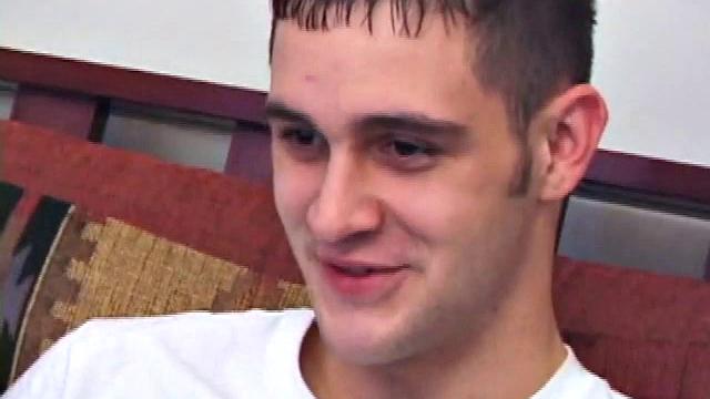 бама и кент дрочат друг другу, целуются и сосут члены на диване