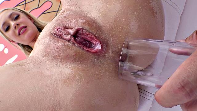 Брейлин раздвигает киску и умоляет о жёстком аналe