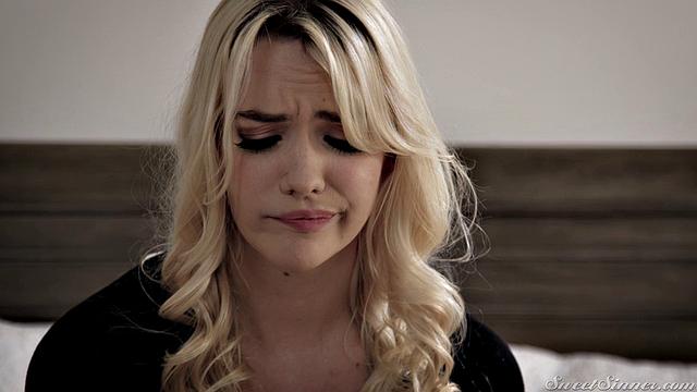 Эмма Хикс не выдержала сексуальную паузу и устроила жаркую траханку с мужем на диване после долгого воздержания.