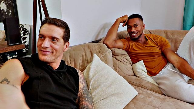 накачанные парни жарко трахаются втроём, без комплексов и защиты