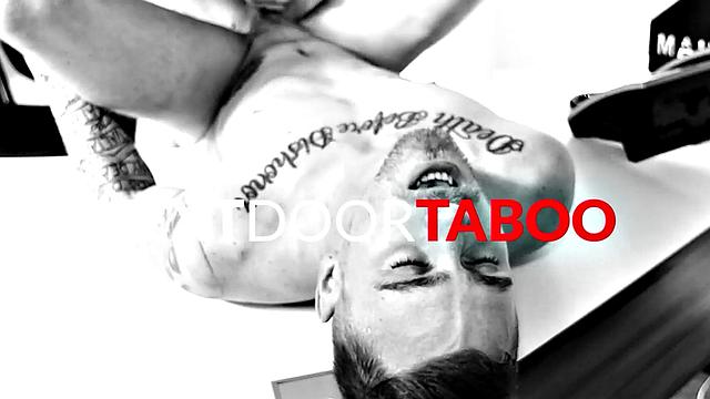 накачанные парни жарко трахаются втроём, без комплексов и защиты