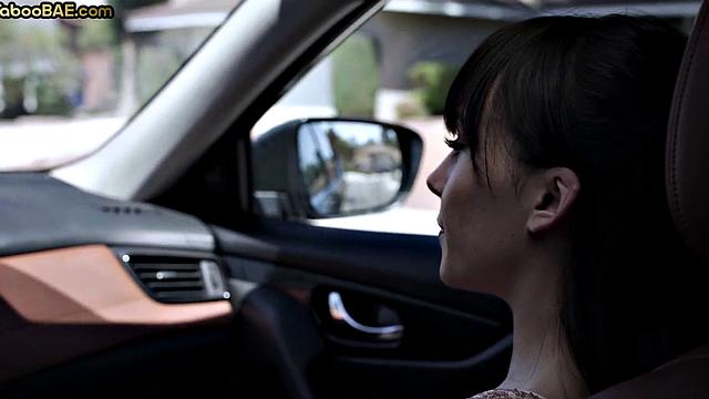 хрупкая обольстительница давится членом и трахается в машине