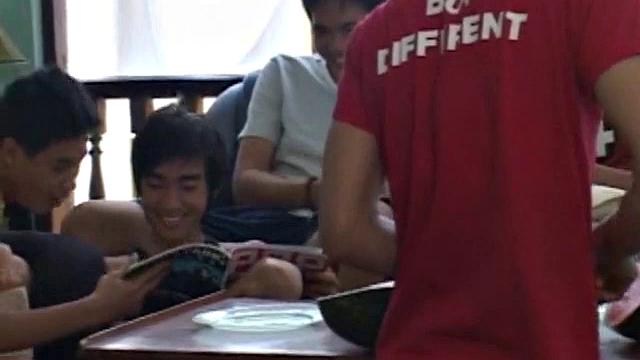 азиатские пловцы дрочат вместе после тренировки