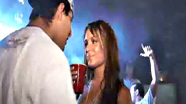 развратная брюнетка кайфует от жёсткого траха и пальцев на тусовке