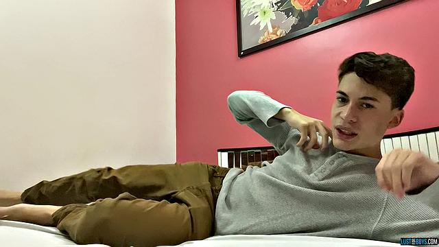 Твинк пробует свою сперму - Дэнни Бьянки