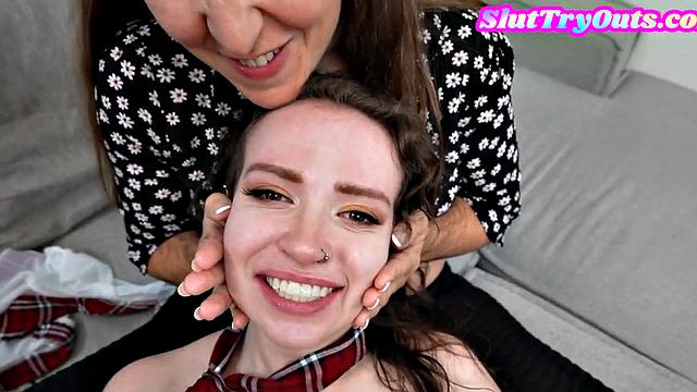 Смотри, как татуированная малышка глубоко берет в рот в POV