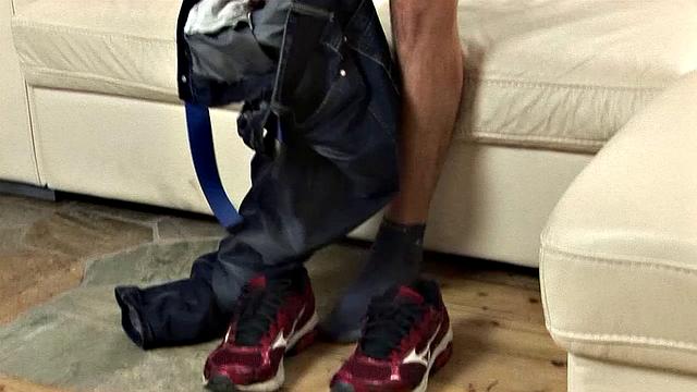 Патрик Сенода устраивает показательный разряд с приличным агрегатом, как в лучших фильмах