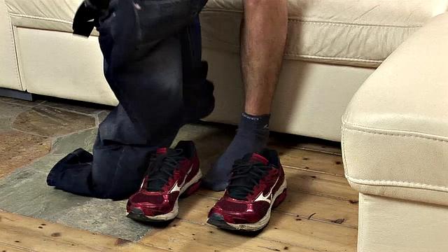 Патрик Сенода устраивает показательный разряд с приличным агрегатом, как в лучших фильмах