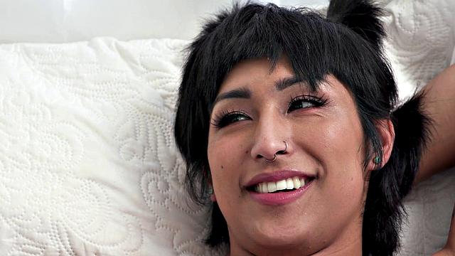 Азиатская транса Pixi Lust получает глубокий трах в попу от Jonah Marx