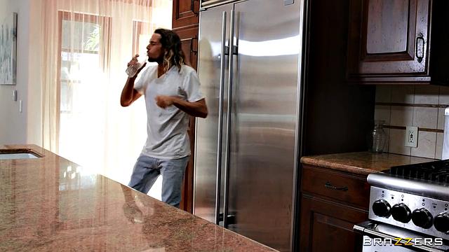 Деми Сутра исполняет желания и трахается с Тайлером Никсоном в гараже.