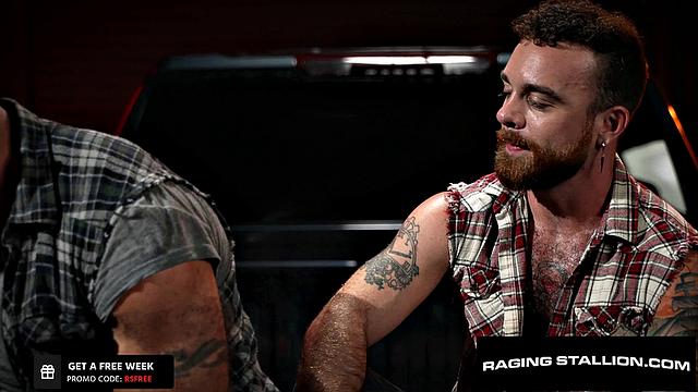 Волосатый мужик получает по полной от качка на пустой парковке