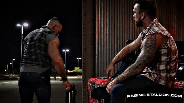 Волосатый мужик получает по полной от качка на пустой парковке