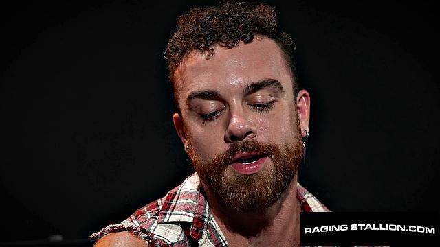 Волосатый мужик получает по полной от качка на пустой парковке