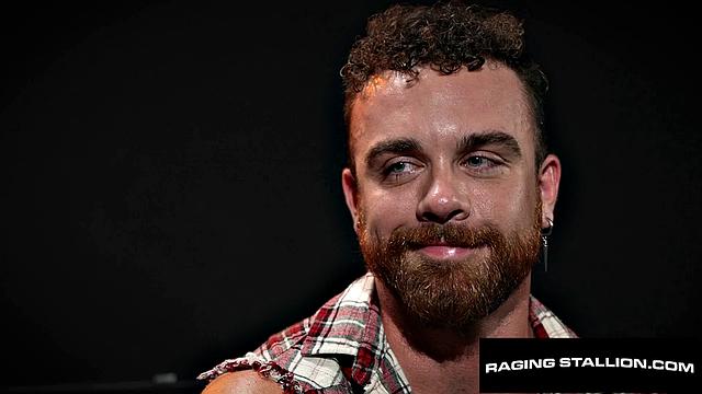 Волосатый мужик получает по полной от качка на пустой парковке