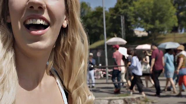 Белая жопастая девка решила попробовать чёрного и теперь ищет вторую дырку