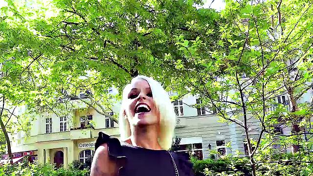 зрелая блондинка и брюнетка трахаются дома и на улице