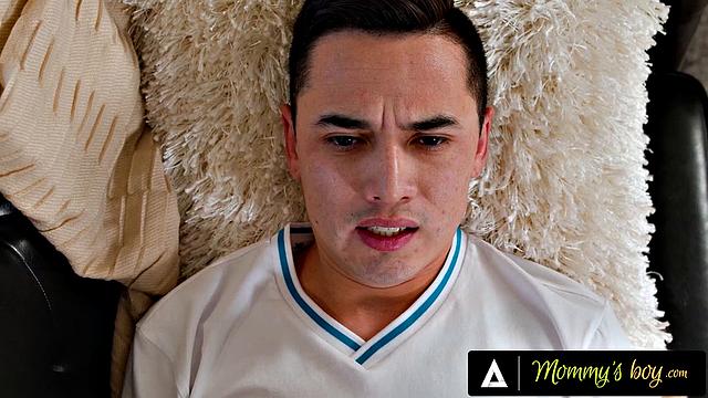 мачеха Reagan Foxx поняла - семейная тренировка быстро ушла в порно-жанр