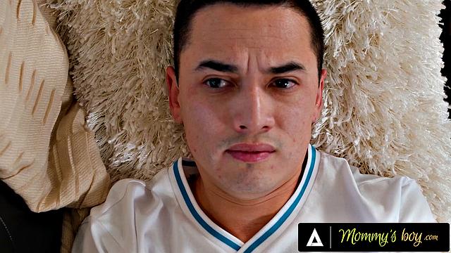 мачеха Reagan Foxx поняла - семейная тренировка быстро ушла в порно-жанр