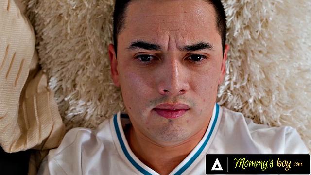 мачеха Reagan Foxx поняла - семейная тренировка быстро ушла в порно-жанр