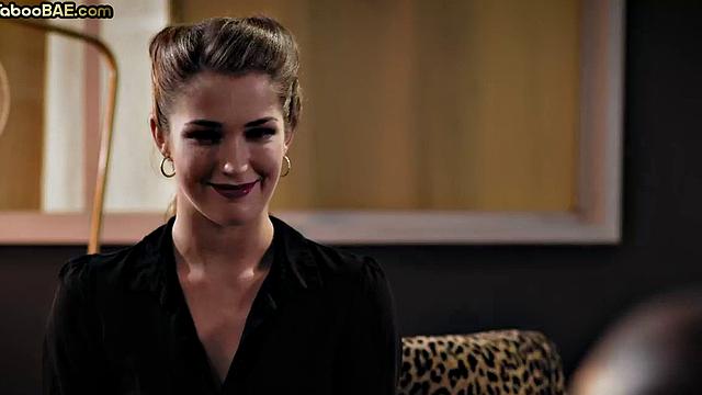 Татуированная малышка вылизывает зрелую киску, потом жаркий триббинг