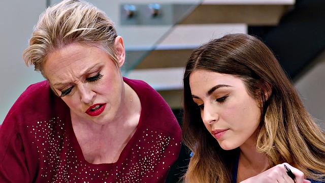 милф ди уильямс трахается с падчерицей шанель камрин в лесбийской сцене