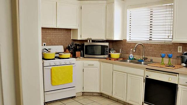 Hairy MILF gets pussysmashed