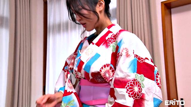 эмири момота трахается в кимоно и получает по полной