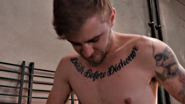 Tattooed jock gets sucked before enjoying raw sex