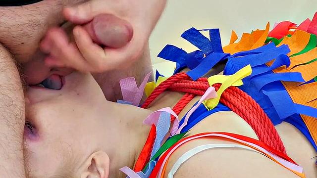 связали блонду, насадили на стул и по щекам влепили