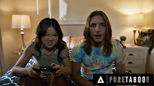 Лулу Чу показывает нюдсы мачехи и заводит отчима во время секса с ним и сводным братом.