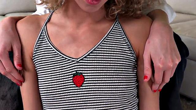 миниатюрная любительница дрочит в pov-тройничке с двумя девушками