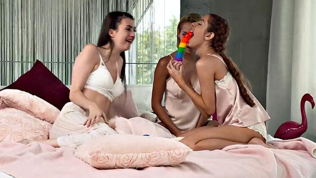 Les babes fuck and rim asshole in anal pleasure 3some