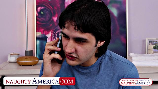 Зрелая Jewellelias сосёт и трахается по-взрослому с мужиком.