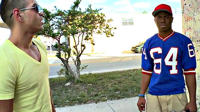 накачанный черный красавчик отдается белому доминанту на улице