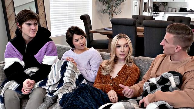 четверо взрослых заводят жаркую игру с поцелуями, минетом и сменой партнёров