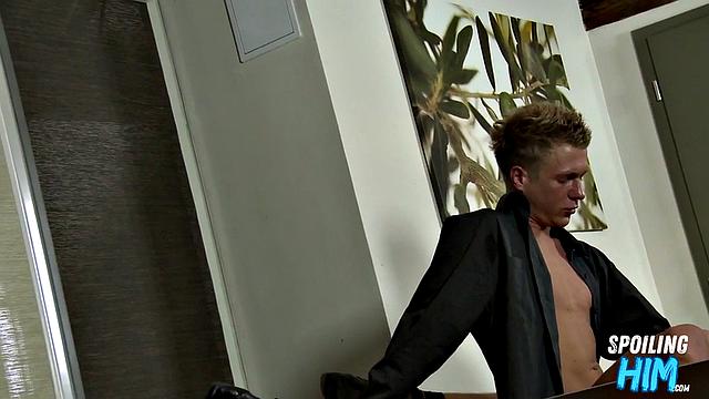 Nasty twink bouncing hard at casting