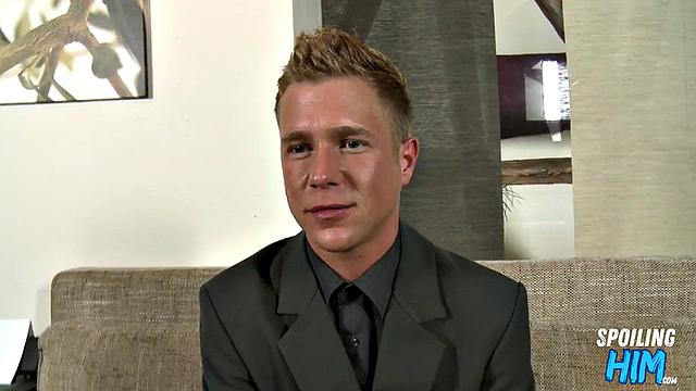 Nasty twink bouncing hard at casting