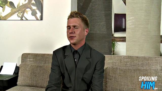 Nasty twink bouncing hard at casting