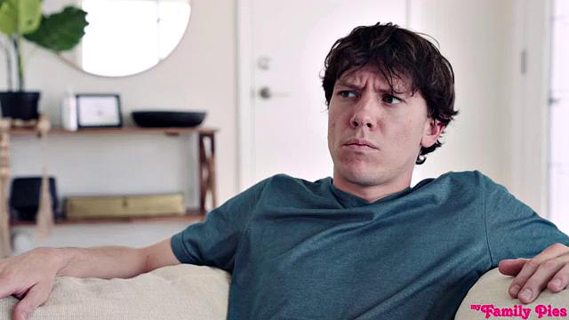 Смотри, как Фрея Паркер и Кайли Рокет умоляют сводного брата кончить в них