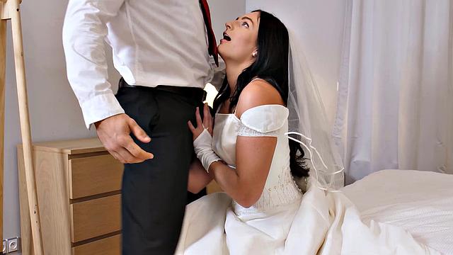 жена в чулках лижет мужу жопу и дрочит ему