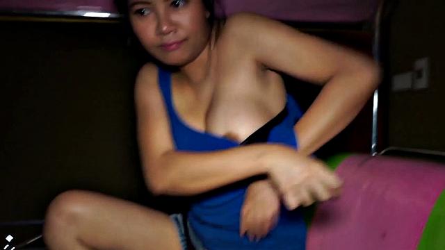 грудастая тайка устраивает минет незнакомцу прямо на заднем сиденье