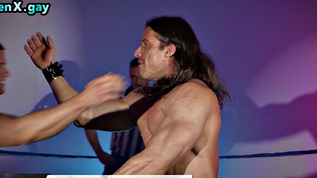 жаркие качки трахают судью без резины после жесткой драки