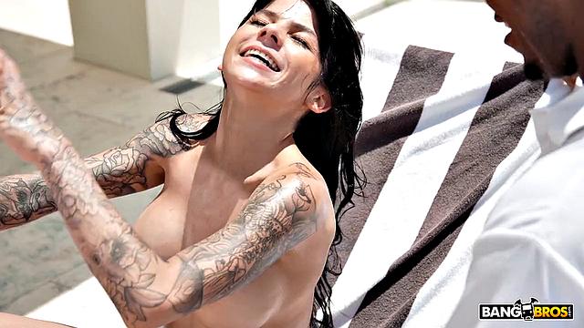 Садие Поп кайфует на курорте, официант щедро заливает её киску спермой у бассейна и в номере - полный all inclusive от Джонатана Джордана.