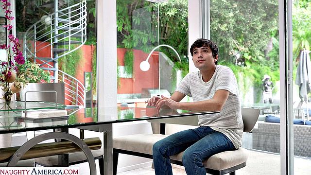 Sexy MILF Elizabeth Skylar shows her friend how she handles a cock